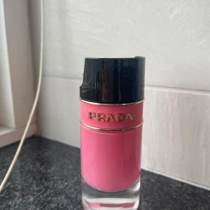 Prada prafym - Helt oanvänd prada parfym, då jag inte tycker om notorna på den. Den är väldigt Bubble Gum aktig och söt i doften