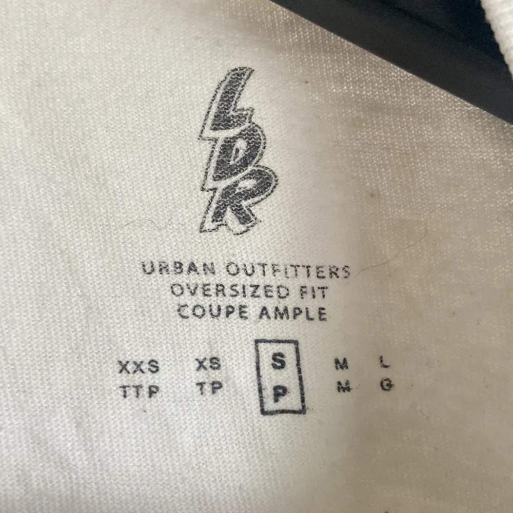 Köpte på urban outfitters i london för två år sen. Säljer för att den inte kommer till användning längre och säljer för halva priset. Sista bilden är lånad, kolla bio innan köp. T-shirts.