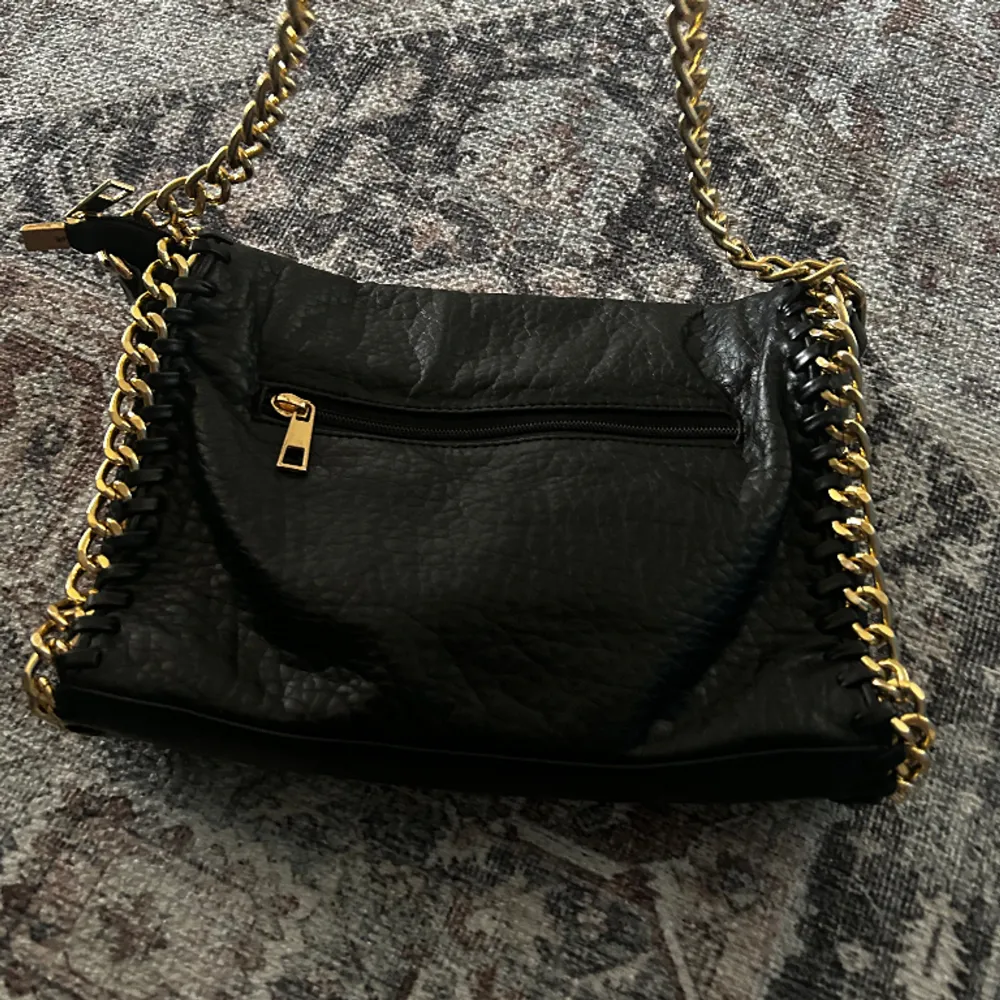 En jätte snygg Stella maccartney liknande väska i ett super bra skick💗 Den har en guld kedja och är knappt andvänd och har inga defekter💕. Väskor.