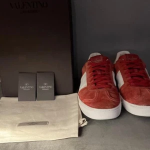 Valentino flycrew  - Tja nu har du chansen o lägga händerna på dessa eftertraktade valentino flycrew! Allt og ingår, 6 nitar borta