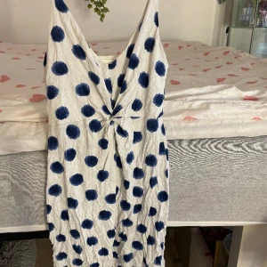 Kort klänning - Fin blå & prickig klänning, den sitter fint mot kroppen och är ganska kort. Ifrån h&m i storlek Xs. Väger 153 gram så frakten blir 54 kronor 🫶🏼