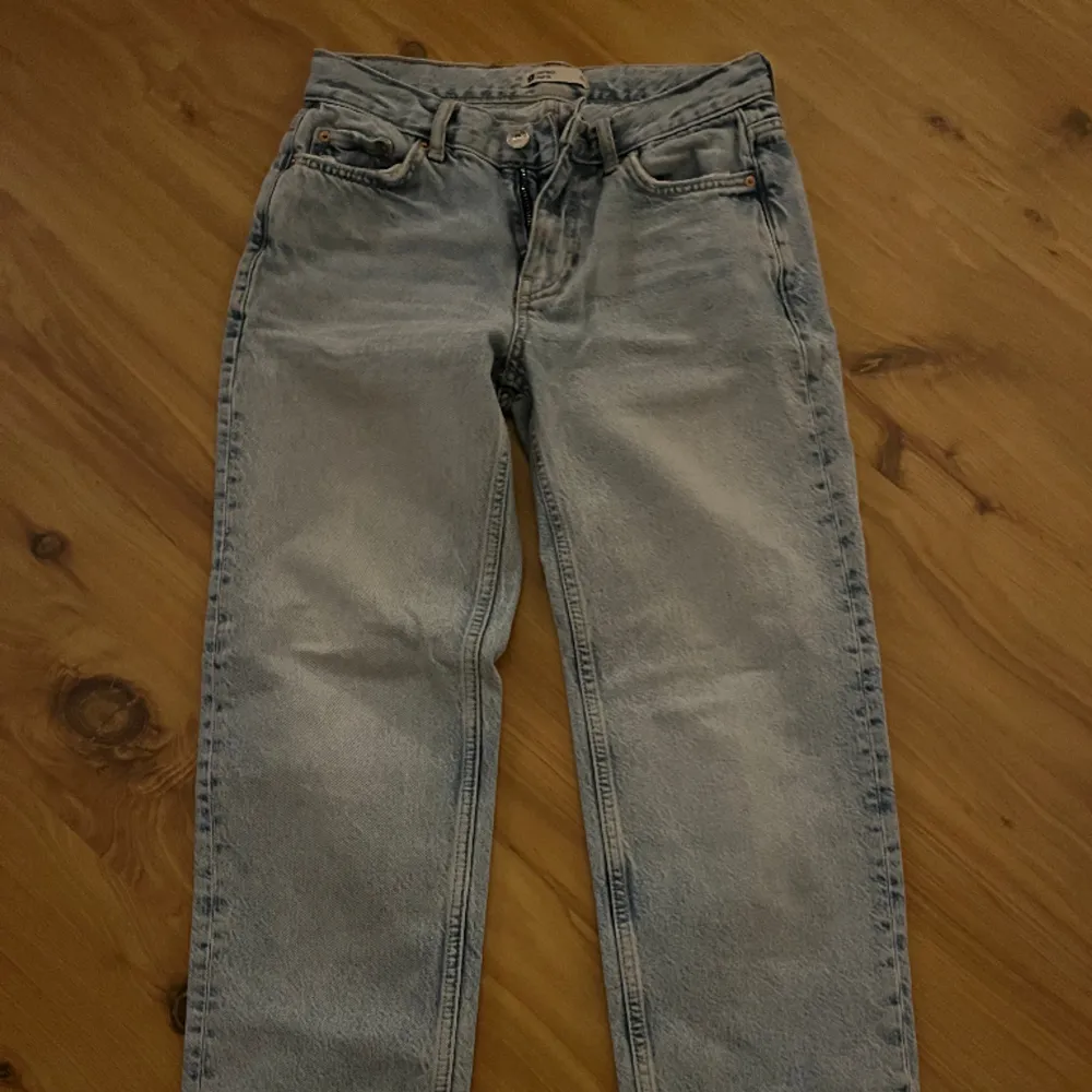 Straight jeans från Gina. Har ej några defekter, men är däremot några år gamla, därav priset. Storlek 32.  (Kan tyvärr inte visa hur de sitter på då jag ej får på dem). Jeans & Byxor.