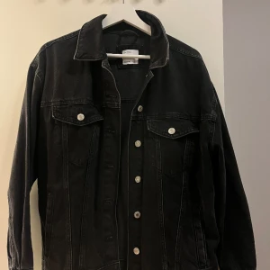 Jeansjacka bershka - Jättefin Jeansjacka från bershka i fint skick. Kommer inte till användning tyvärr.Jackan är oversize😊