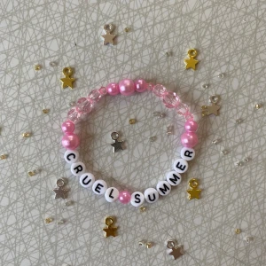 Taylor Swift Friendship Bracelet  - ⭐️ Elastisk tråd, ca 15 cm innerkrets, kan göra nytt efter din storlek ⭐️    ⭐️ PRISKLASS 1: 1x 20 kr,  2x 35 kr, 3x 50 kr⭐️     ⭐️Kan även göra beställningar!⭐️    💗Its A Cruel Summer💗