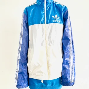 Adidas vintage tracksuit - Vintage adidas jacka, 2 i ett. Strl M>