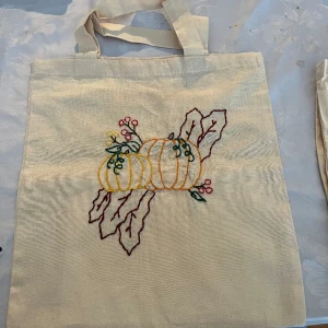 Broderad påse  - Min kompis har både broderat och ritat mönstret själv  Påsen är 27,5x30 cm