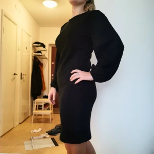 Klänning - Kort ribbad klänning. Storlek L men jag har S i vanliga fall o denna fungerar bra.