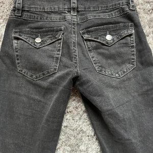 Skit snygga jeans från Young Gina - Ett par jeans från Young Gina som är utsvängda med fickor på baksidan dom är i stolek 152 men passar mig som är 158