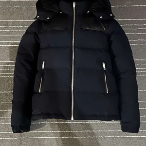 The Kooples jacka  - säljer denna jacka som jag har haft under vintern, inga flaws alls kan synas på jackan och är därför i perfekt skick. Luvan är avtagbar med hjälp av dragkedja. Nypris 6600, mitt pris 2200, kan diskutera pris vid snabb affär, mötas upp i Uppsala.