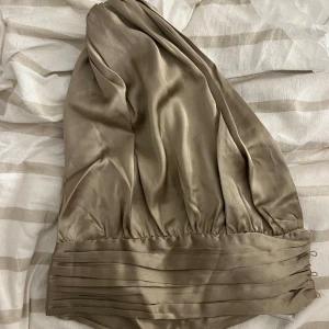 Festtopp - EJ använd, Jättefin festtopp som tyvärr är för liten för mig. Helt ny med lappen kvar. Från NA-KD i storlek 38. Skriv om du har någon fråga 🫶🏼