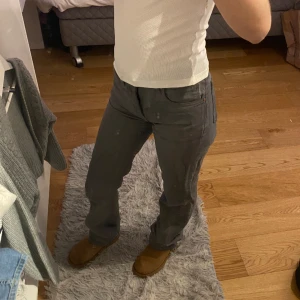 Gråa lågmidjade jeans bikbok  - Gråa lågmidjade jeans från bikbok i storlek 32