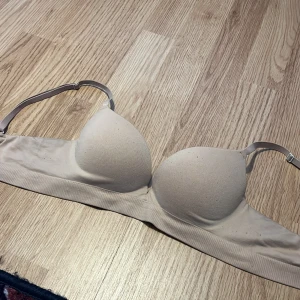 Ljusrosa bh  - Säljer denna ljusrosa bh-n i storlek 70A. Lite pushup. 