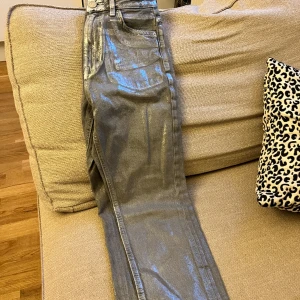 Oanvända supersnygga metallic jeans - Från zara! Storlekarna ser ni på bilden, aldrig använda. Köparen står för frakten. 