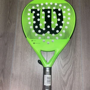 Padelrack - Wilson blade team padel, Racket är helt nytt köpt för 1300 men säljs nu för 500,  Oanvänd där av är plasten fortfarande på