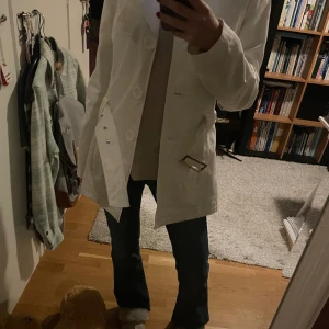 Vit kappa - Säljer denna fina vita kappan från VILA. Tyvärr kommer den inte längre till användning. Går att ha med eller utan bälte. Hör av er vid frågor 💕
