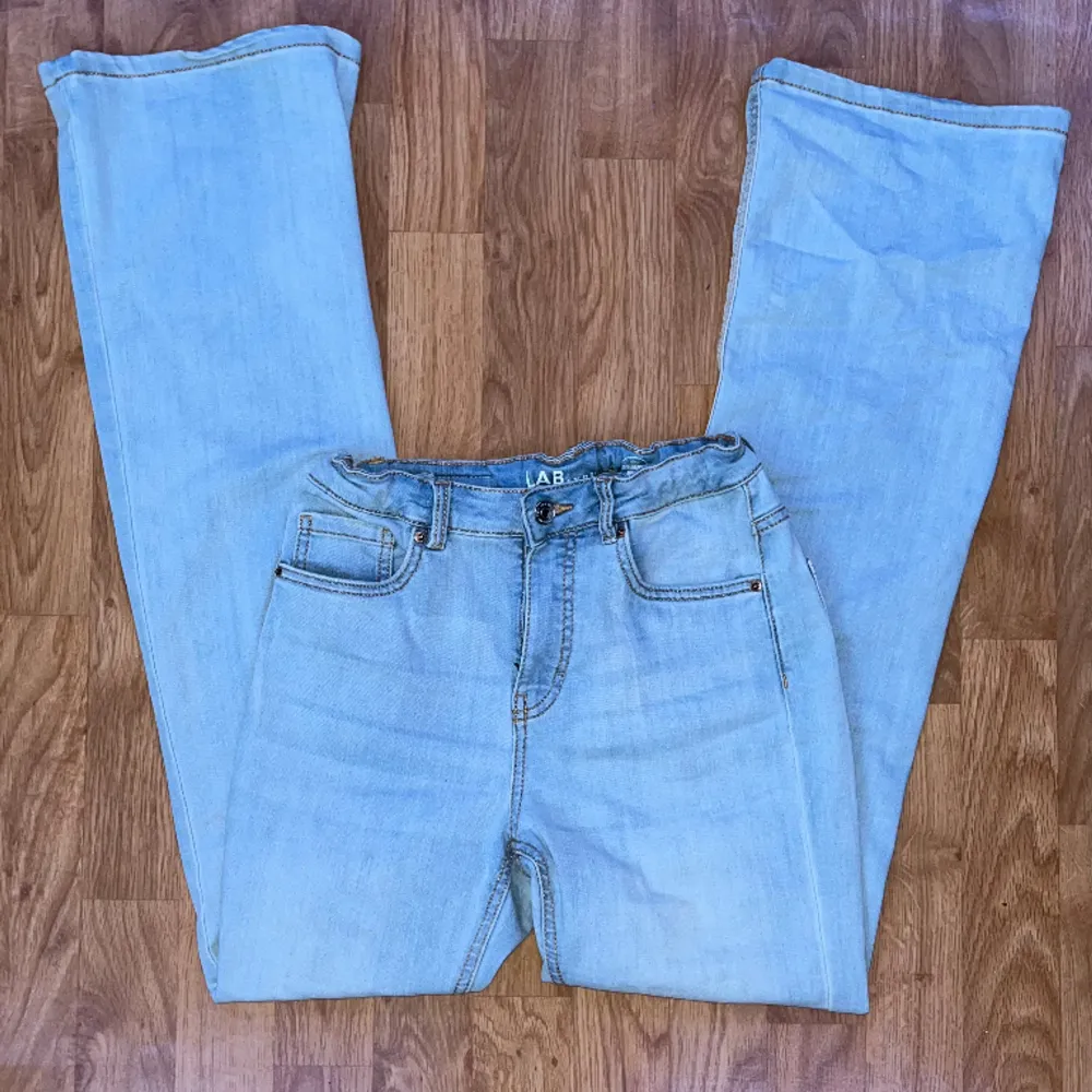 Ett par jättefina ljusblå utsvängda jeans som aldrig används . Jeans & Byxor.
