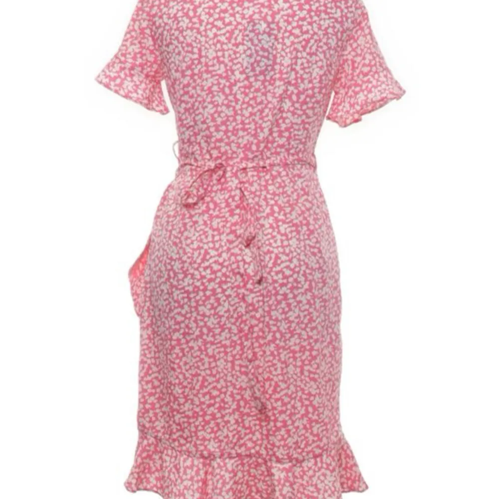 Super sött blommig klänning från vero Moda 💞bra skick och så söt men säljer pga storlek❣️pris kan diskuteras . Klänningar.