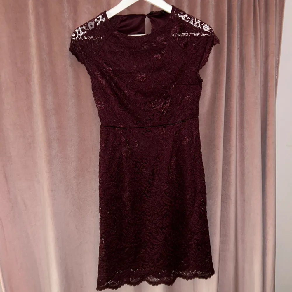 Vinröd spetsklänning. Använd endast 1 gång så den är i superbra skick🍷Storlek XS. Klänningar.