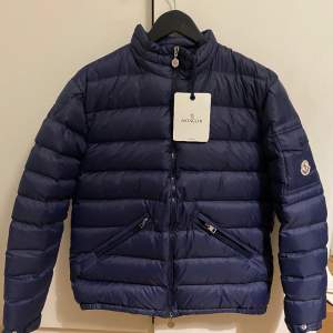 Säljer min Moncler agay. Endast använd ett fåtal tillfällen så skicket är i topp 9/10. Det är bara att skriva för fler bilder! Perfekt vårjacka! Pris kan absolut diskuteras!  Kan hämtas i Halmstad annars fraktar vi.