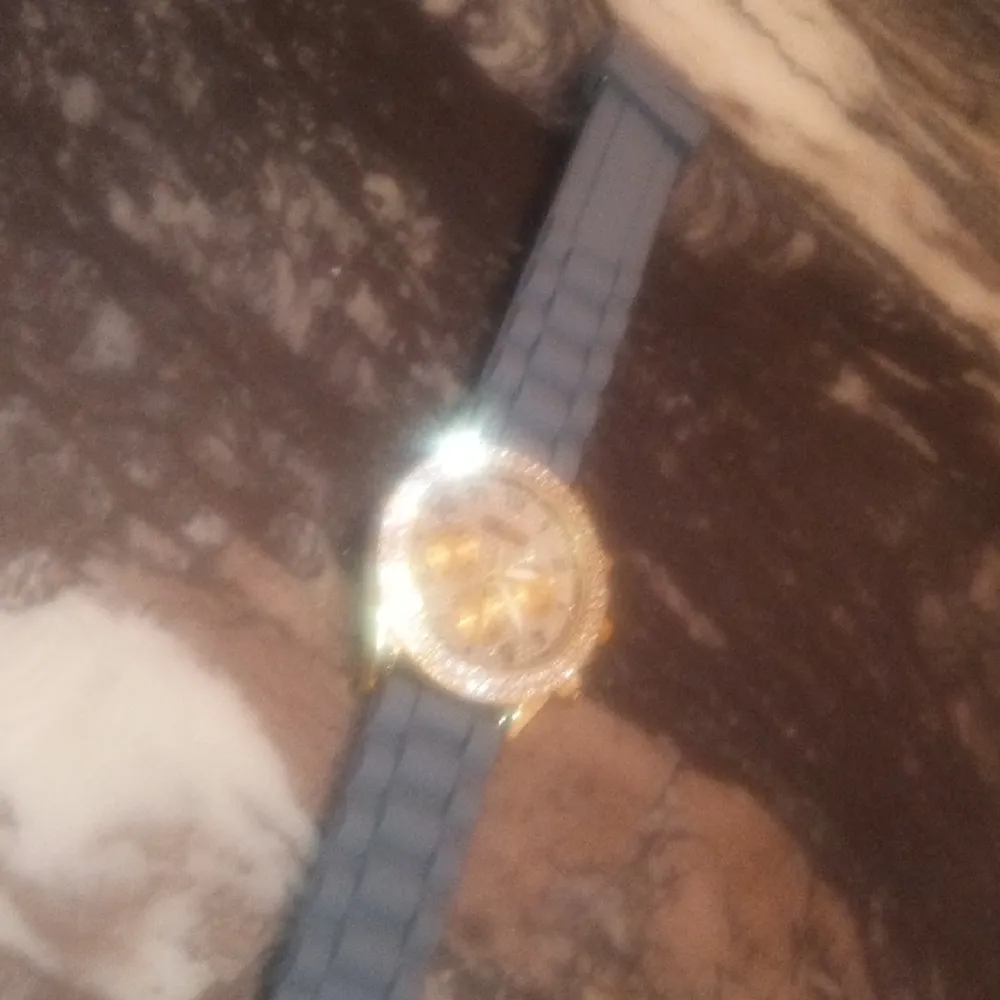 Jag säljer nu min guldiga & diamantaktiga klocka som aldrig har använts innan överhuvudtaget. Den funkar alltså jättebra, men har dock inga batterier i sig för tillfället så det här är det enda som behöver fixas innan den kan börja användas.. Övrigt.