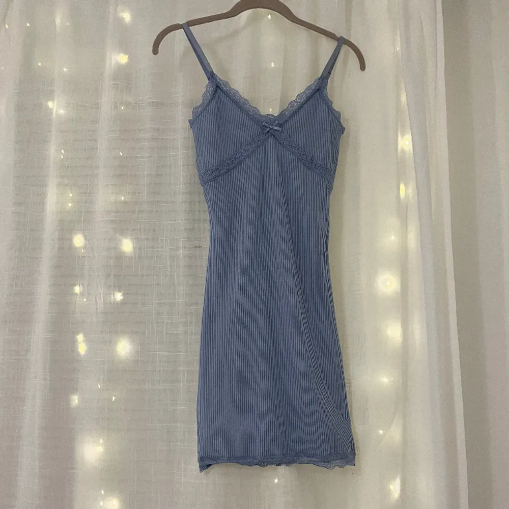 Ljusblå klänning med spets som är så gott som ny. Väldigt stretchiga och skönt material 🩵. Klänningar.