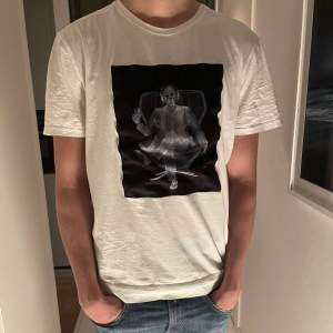 Säljer riktigt snygg limitato t-shirt i storlek M. Tröjan har inga hål eller övriga defekter och inte använd många gånger. Skriv privat för frågor eller fler bilder!