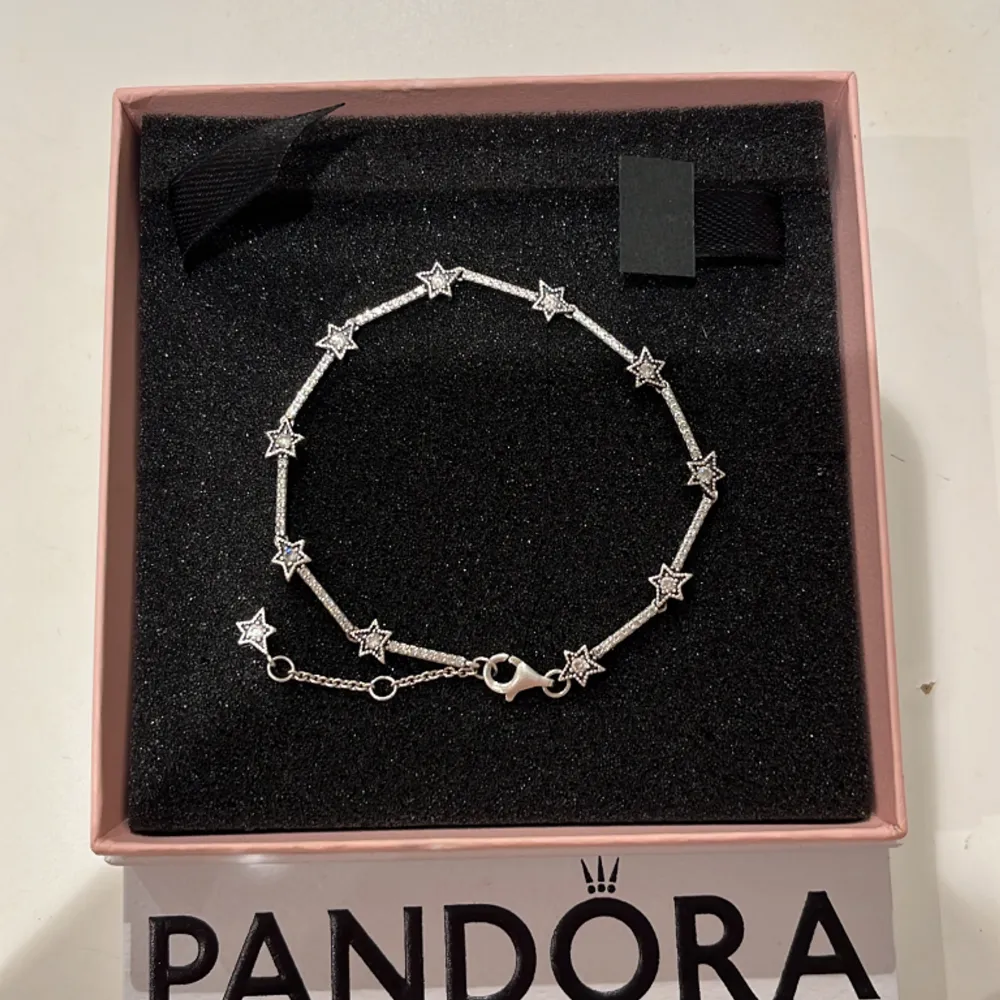 finaste armbandet från pandora🫶Nypris 899kr!! Storlek 20cm💕💕. Accessoarer.