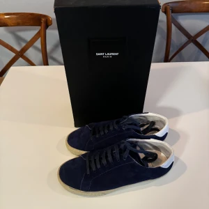Saint Laurent  - Tja säljer nu ett par saint Laurent skor i storlek 42 och den eftertraktade färgen Marinblå. Skick 10/10. Box och extra skosnören medföljer samt kort från saint Laurent. Kom privat för fler bilder eller frågor  