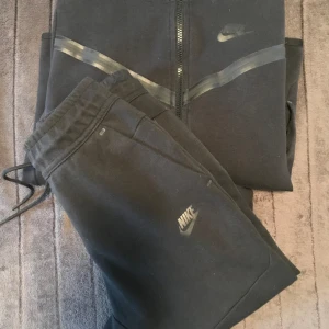 Nike sett från JD-Sports  - Säljer dotterns Nike kläder. Köpta på JD-Sports för ca 1500. Det är fint skick på båda delarna, inga defekter.  ✅Stork XL 158-170    