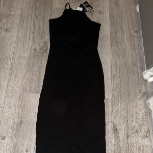 Svart klänning  - Ny med etikett 