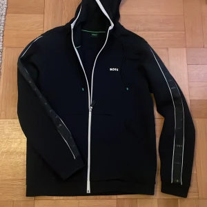 Hugo Boss hoodie - Herr M  Mörk blå  Snygga detaljer 