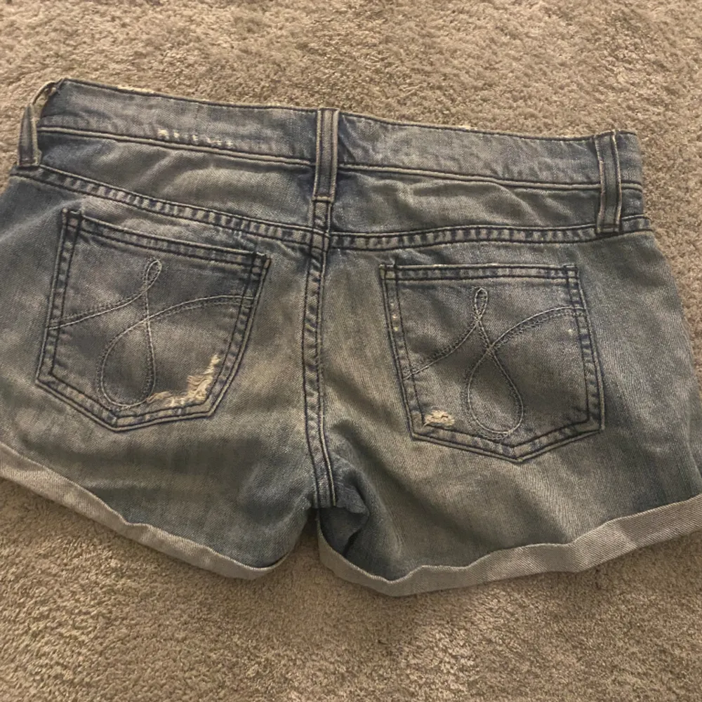 Säljer dessa lågmidjade jeansshorts, står ej storlek med passar mig perfekt som har S. Shorts.