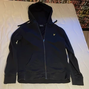 Lyle & scott zip hoodie - Skön zip hoodie från Lyle & scott. Köpt från Zalando. 10/10 och inga defekter