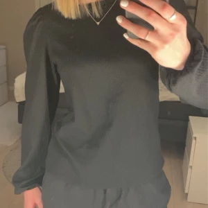 Svart festtopp - Svart topp med jättefint strukturerat mönster och lite ballongärmar.🎀 