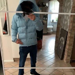 Jacka  - Använd denna Nvlty jacka under förra vintern finns inga skador på den, den är i fint skick säljer den på grund av att jag inte använder den, köpte den för 2000 med frakt från England säljer den för 800kr, den är i storlek s passar även m  