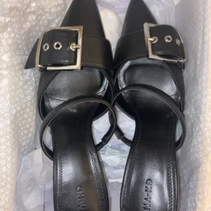 Klackskor med spännen - Jättefina klackskor från NA-KD. Nyskick. I strl 38.