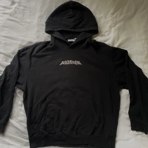 Hoodie - Hoodie från Weekday med snyggt tryck!🙌🏽  Köpt på herravdelningen i stl XS, sitter som en oversized M Dam.  Köparen står för frakten 🫶🏽