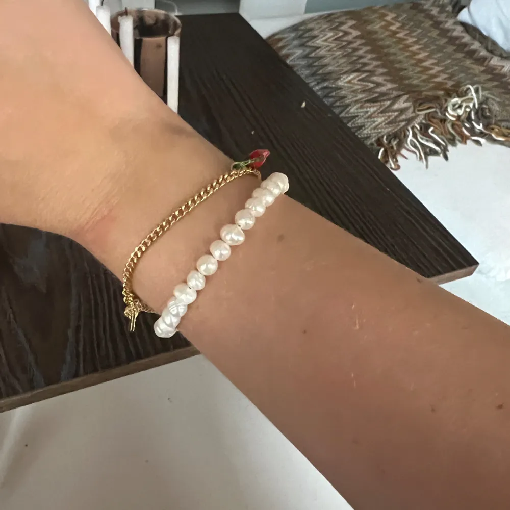 Utförsäljer alla för dunder pris !!  Superfint armband med sötvattenspärlor och guld pläterat lås. Gjort av mig! 🌟 10kr för frakt. Accessoarer.