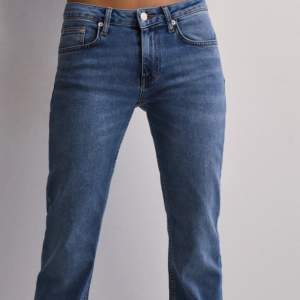 Blå snygga jeans från Nelly. Low waist, helt nya aldrig använt men säljer pga retur. Lite för korta på mig som är 173. Köpte för 599kr men säljer för 499kr.