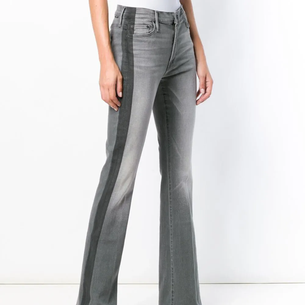 Ljus gråa jeans från Mother med mörk grå rand på sidan. Storlek 24. Nypris ligger runt 3500kr. . Jeans & Byxor.