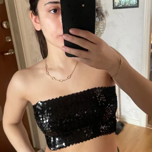 Glittrig Bandeau topp - En festlig topp från Pull & bear som aldrig använts. Den har bara inte kommit till användning för mig
