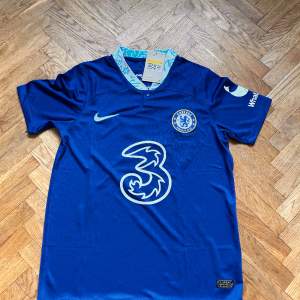 Säljer en helt ny oanvänd fotbollströja Chelsea från säsongen 22/23 med Enzo Fernandez på ryggen