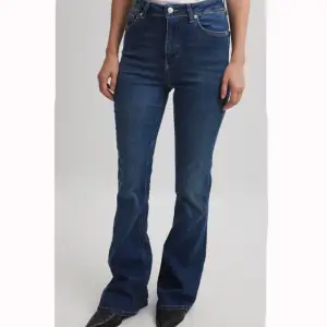 Säljer dessa bootcut jeans från NA-KD i storlek 36(S). Byxorna är i ett bra skick, endast använda 2-3 gånger.