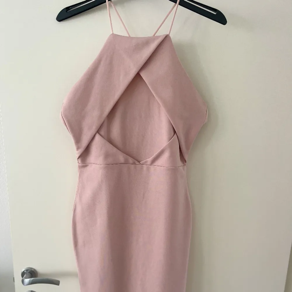 Fin rosa/beige klänning att ha i sommar.🩷. Klänningar.
