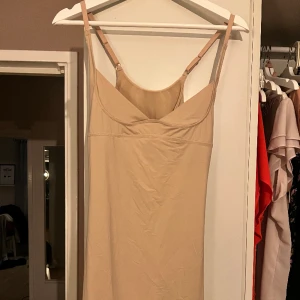 Shapingklänning  - Ny shapingklänning 