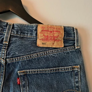 Levis shorts  - Skitsnygga Levis shorts perfekta till sommaren❣️💙 köpta secondhand och lite oklart vilken stolek de är i men skulle säga ungefär S. Säljer då de är för små för mig🩵