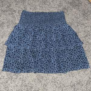 Blå leopard kjol, aldrig andvänd jätte bra skick!🩵💙