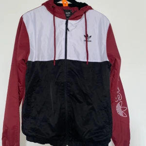 Adidas sportjacka  - Säljer adidas sportjacka. Använd någon enstaka gång. Stl S Pris 170kr