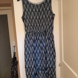 Blå, mönstrad klänning - Blå mönstrad klänning från H&M. Haft ett tag men inte använts ofta så är i bra skick. Säljer för att den är lite tight på mig (S/M) över bröstet.