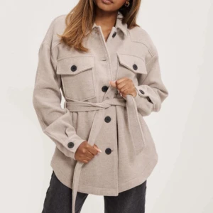 Nelly kappa - Den populära Nelly kappan i beige (nypris 699kr) väldigt fint skick, stl.38💗🌸